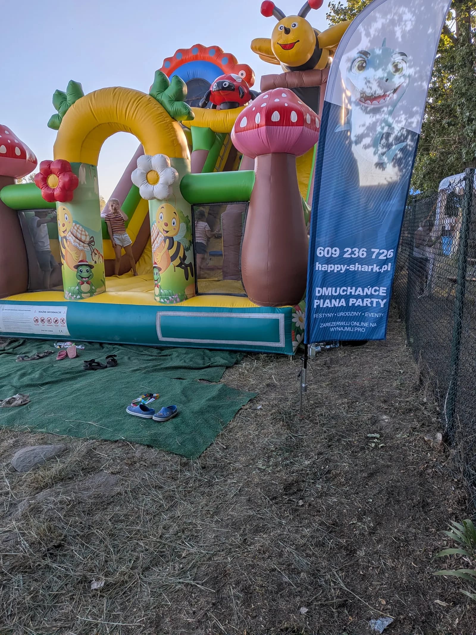 Dmuchana Zjeżdżalnia Łąka z flagą Happy Shark podczas Dożynek w Łuszkowie