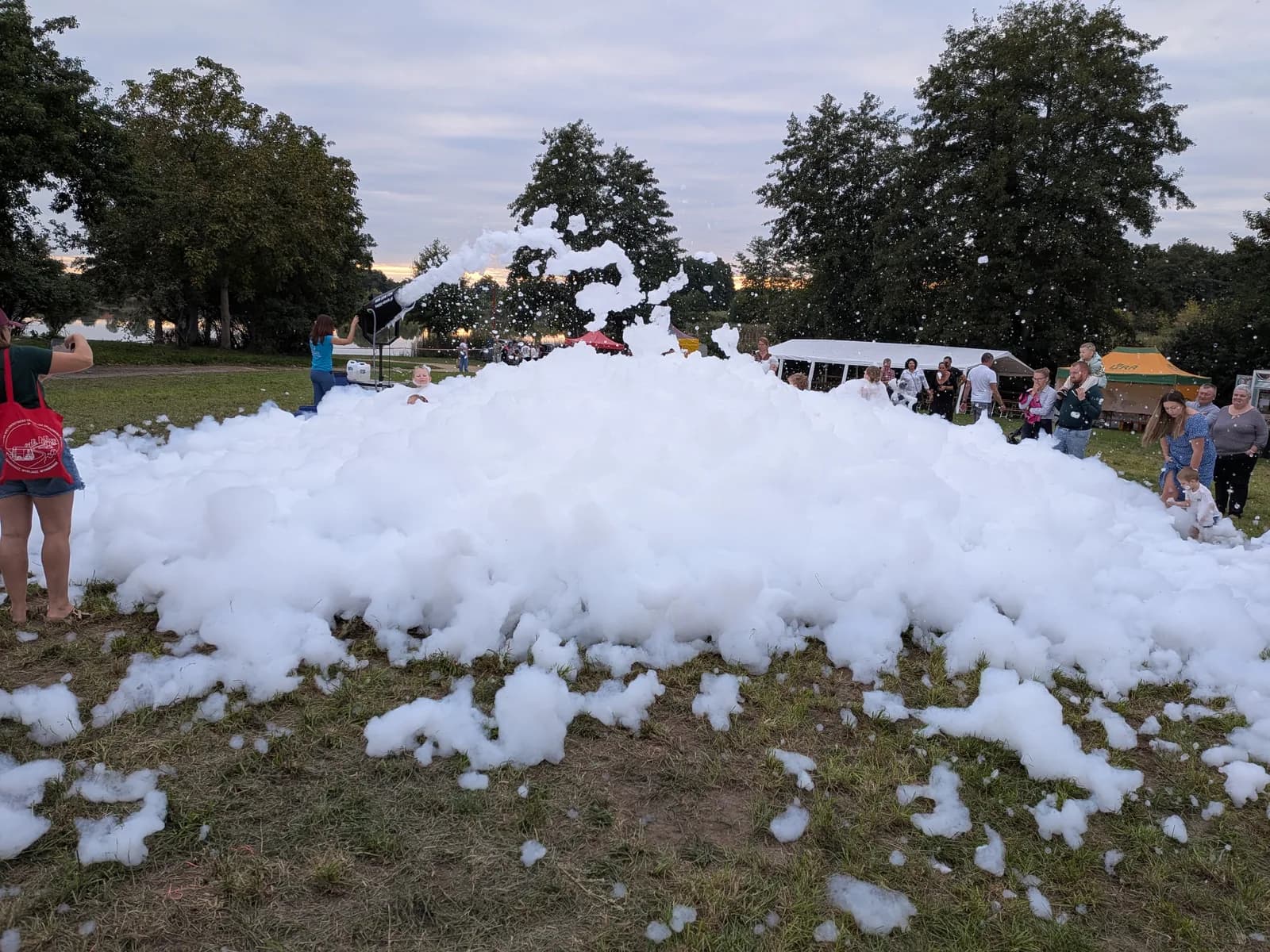 Piana Party nad brzegiem jeziora podczas charytatywnego pikniku w Bieżyniu